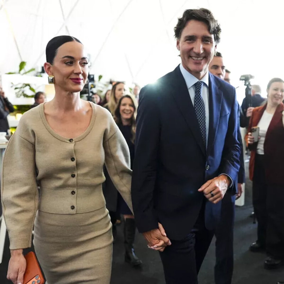ファーストレディさながら？ ケイティ・ペリー、元カナダ首相と手を繋ぎコンサバな装いを披露。