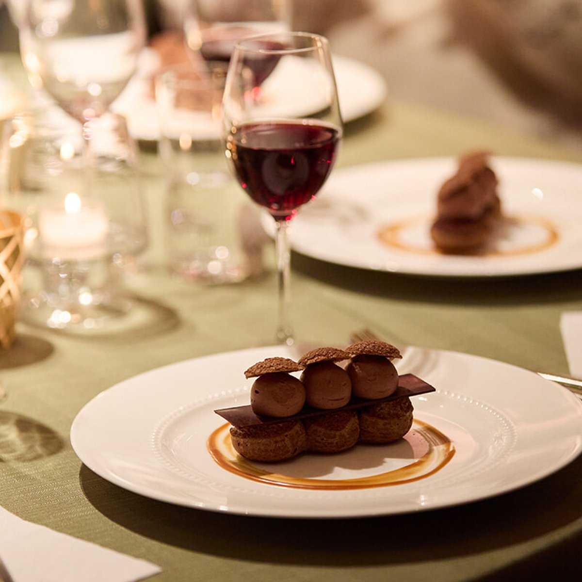 チョコレートとワインの物語を堪能する「ご褒美ペアリングコース」イベントを開催。