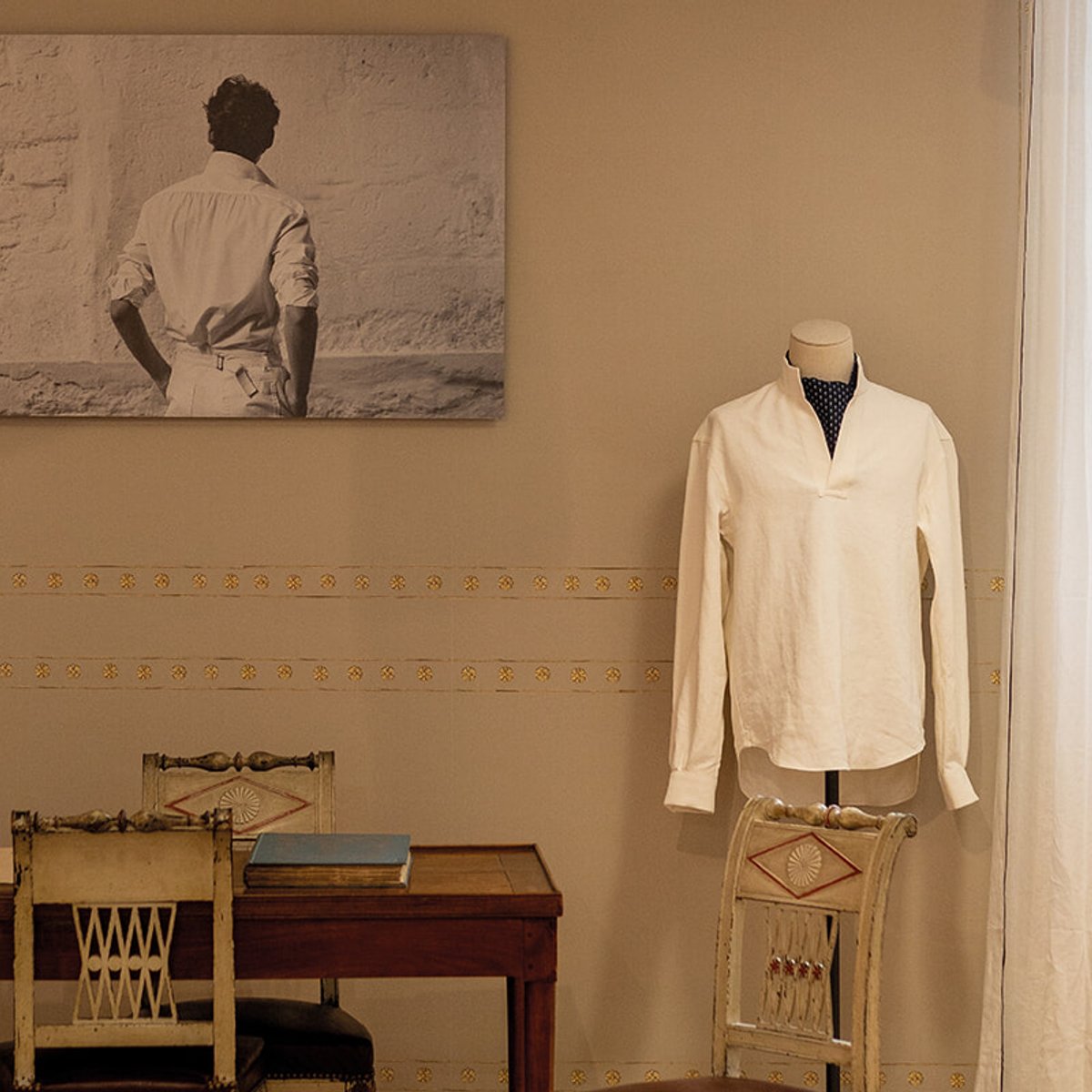 ブリエンヌ・パリ・ディスのシャツ、インスピレーション源は18世紀ディレクトワール様式の個人邸宅。