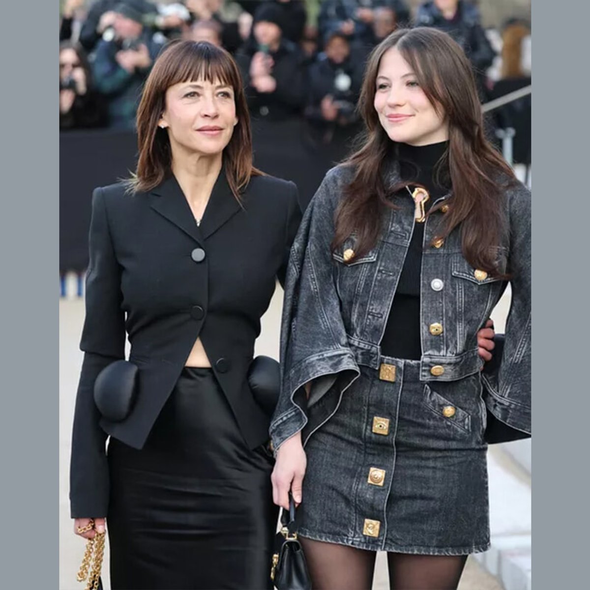 ソフィー・マルソーと娘のジュリエット、スキャパレリのショーに珍しくふたりで登場！