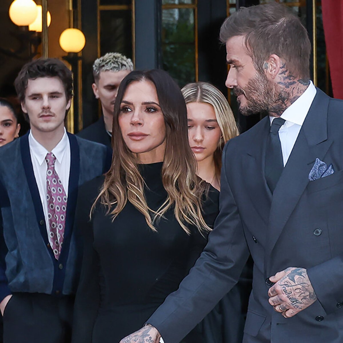 「完璧な家族の復活？」長男ブルックリンを除き、ベッカム一家が結束を示す。