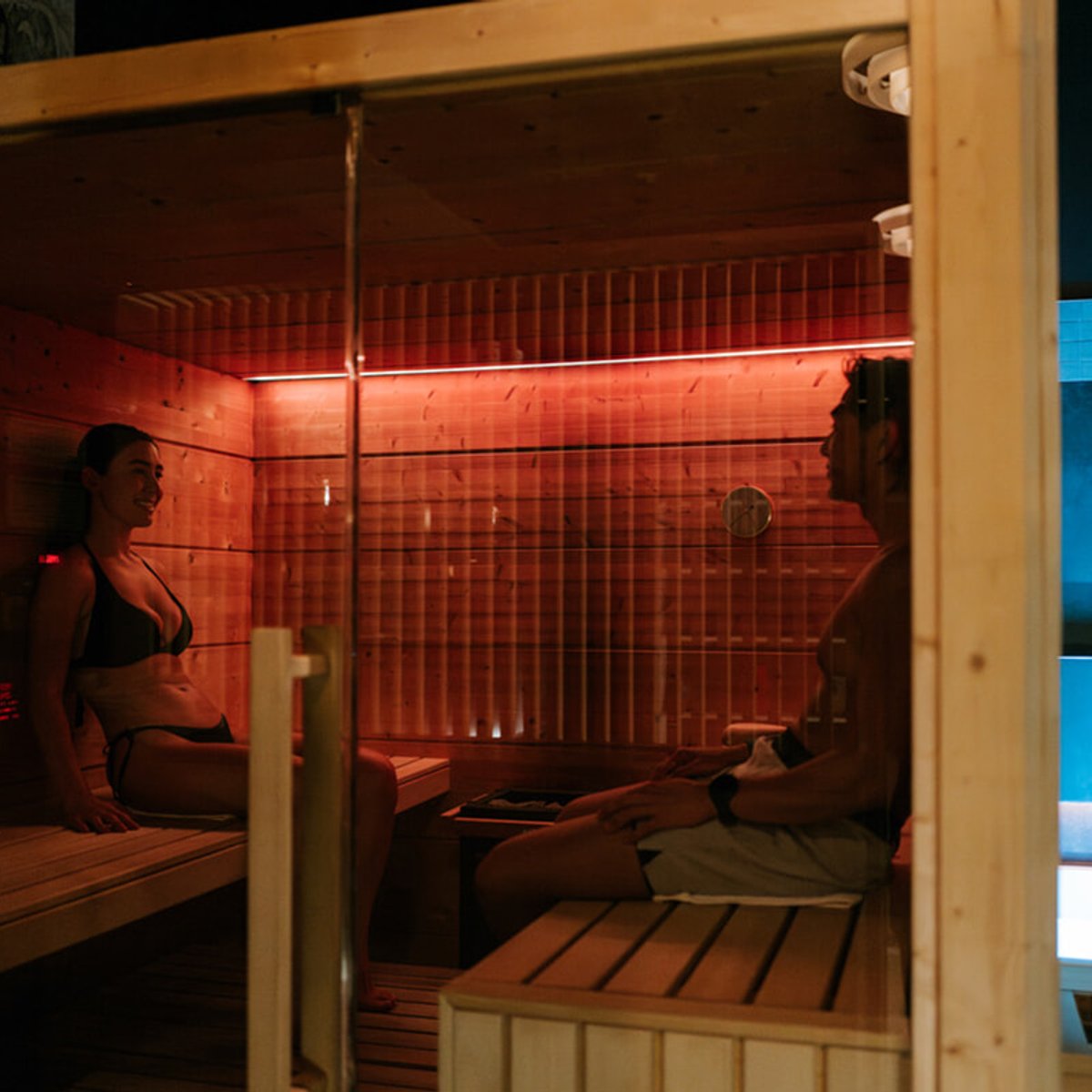 NYで「サウナ」が社交の場に？ 身も心も整え、人と繋がる初の「ウェルネス・スピークイージー」とは。
