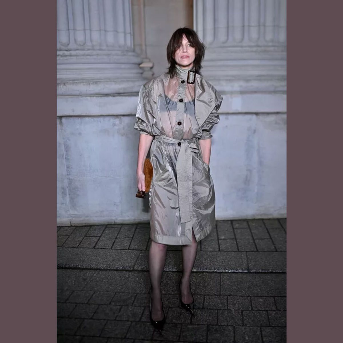 サンローランのショーに登場したシャルロット・ゲンズブール、シースルーのトレンチコートを見事に着こなす。