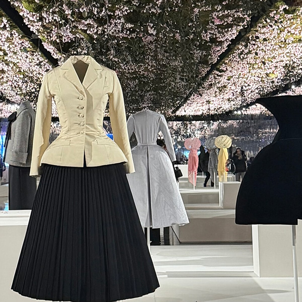 ディオールのオートクチュール ショー会場内で『フォルムの文法』展。