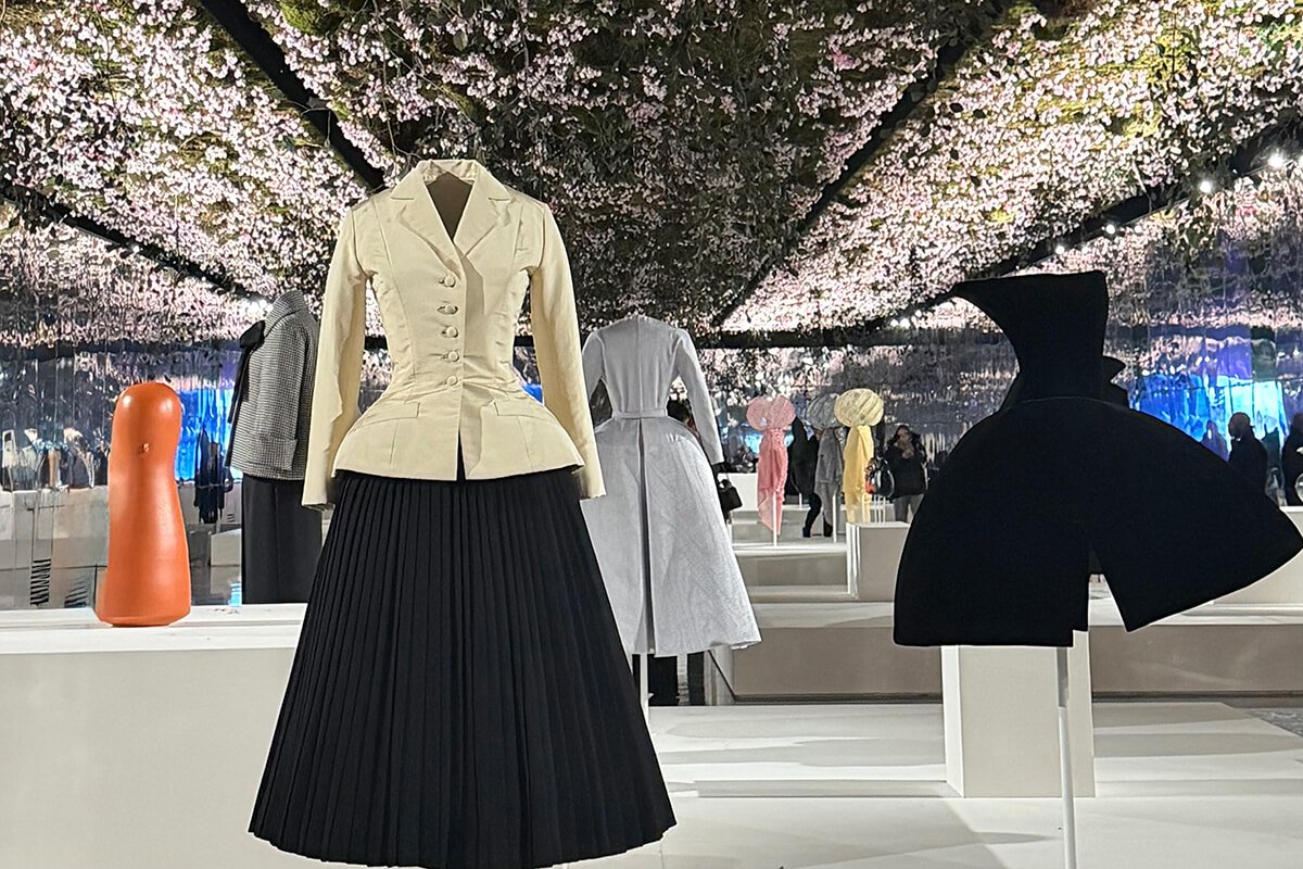 ディオールのオートクチュール ショー会場内で『フォルムの文法』展