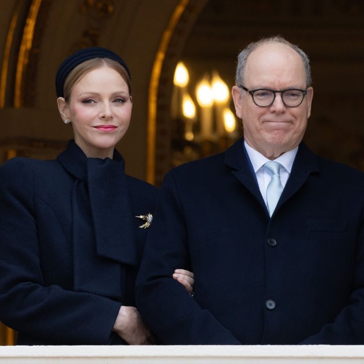 48歳を迎えたシャルレーヌ公妃。グレース・ケリーを彷彿とさせる「伝統とモダン」。【2026年初冬ファッション3選】