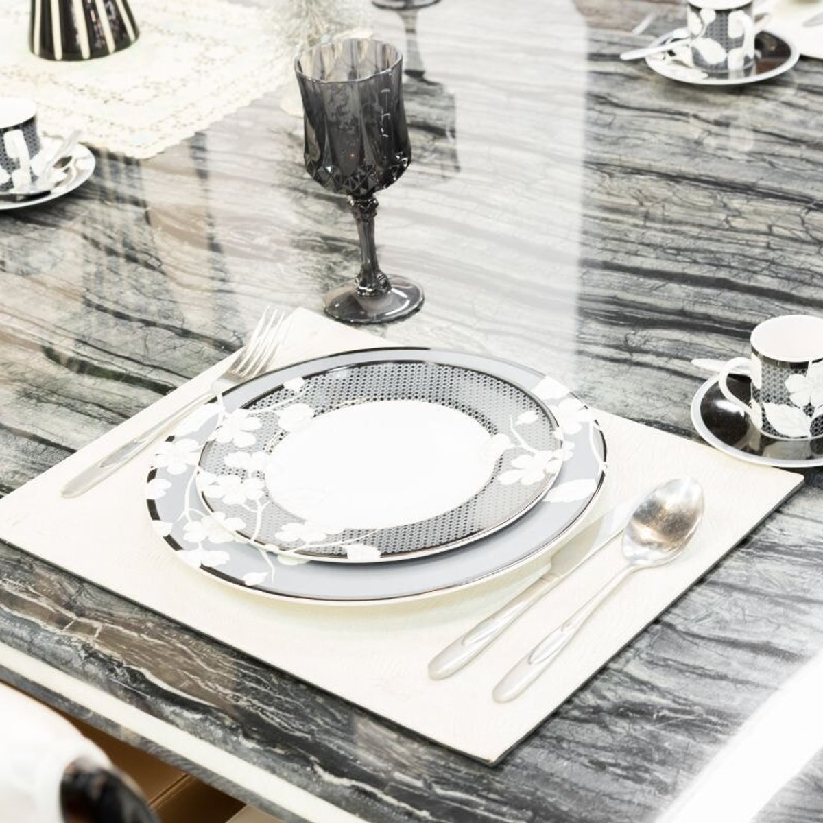 パリの一流レストランが使用してきたテーブルウェアを販売！