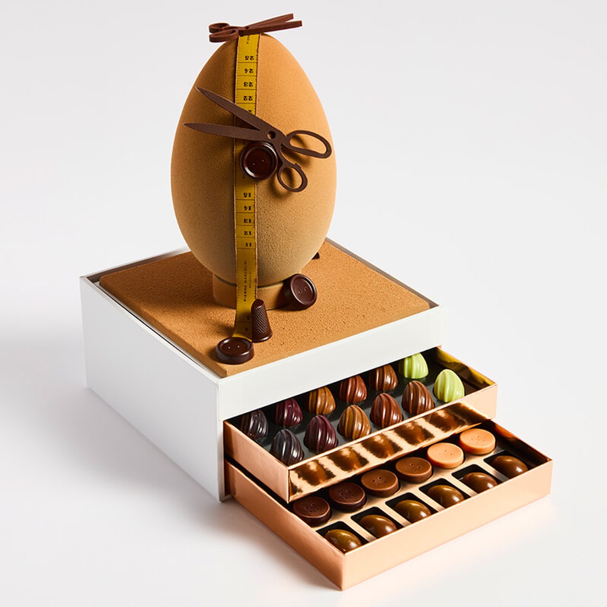 ボタン、指抜き……クチュールにインスパイアされたピエール・マルコリーニのイースター。