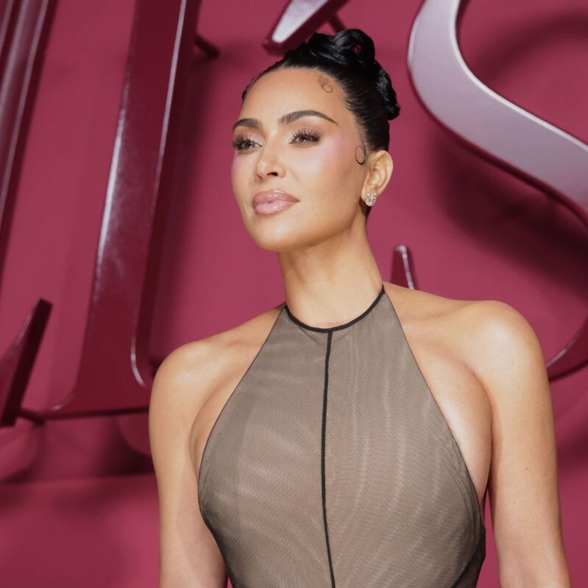 キム・カーダシアンのランジェリーブランド「SKIMS」、ストレッチマークのあるモデルを起用してフォロワーから賞賛と感謝の嵐！