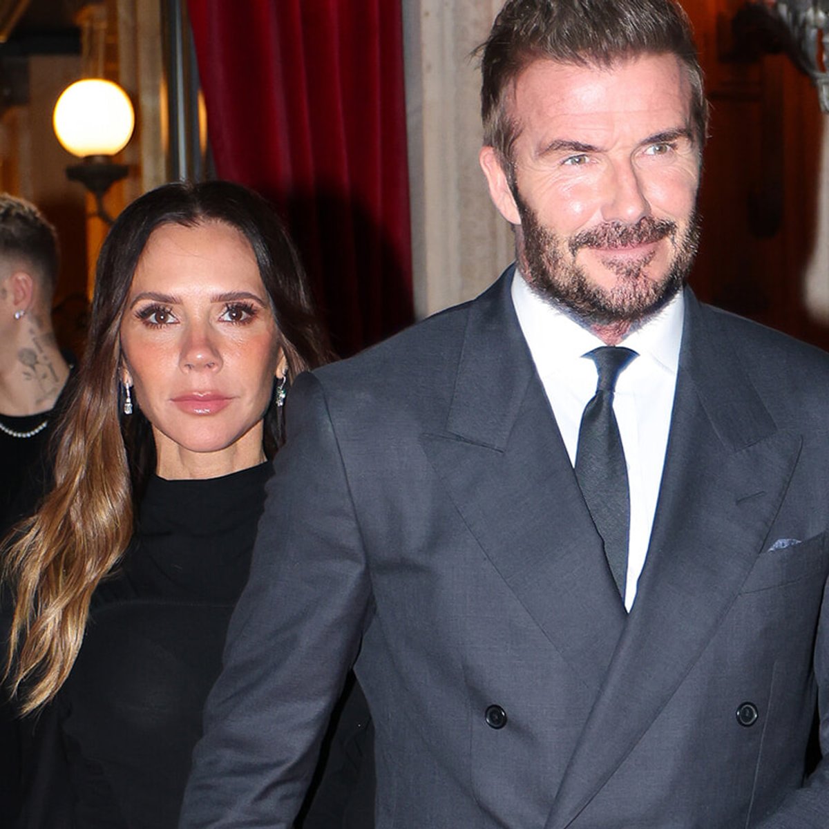 長男を除き、ベッカム一家が集結。芸術文化勲章ナイト授与式で見せたファミリーモーメント。