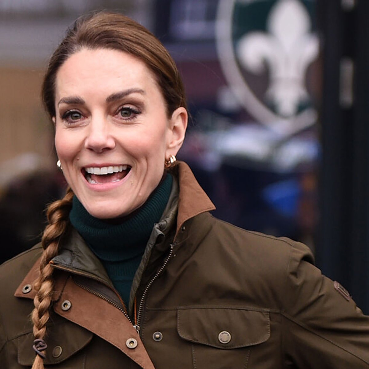 キャサリン皇太子妃、アシスタントと双子コーデ？ 「ブルーのタータンチェック」でスコットランド民を魅了。