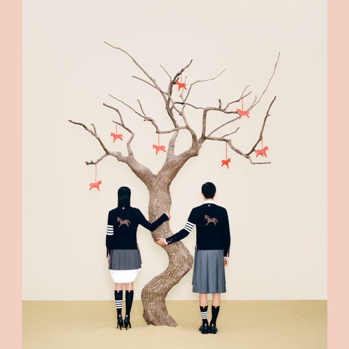 幸運を呼ぶ!? トム ブラウンの馬モチーフを2026年のお守りに。