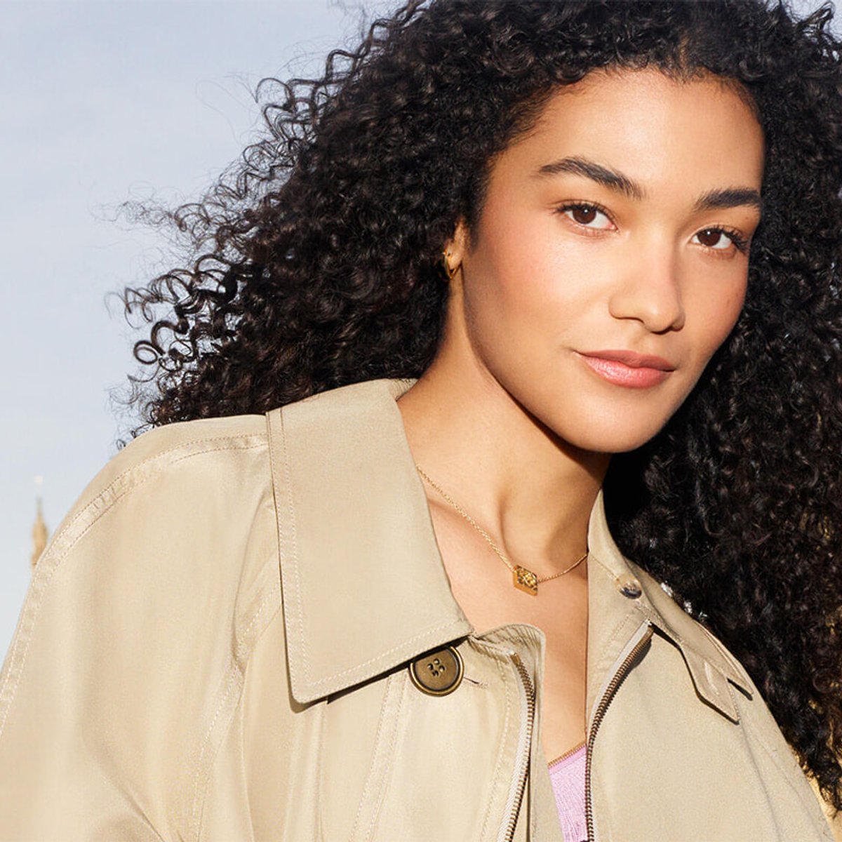 オリヴィア・ディーン、新たなバーバリー ハー パルファムの顔に。