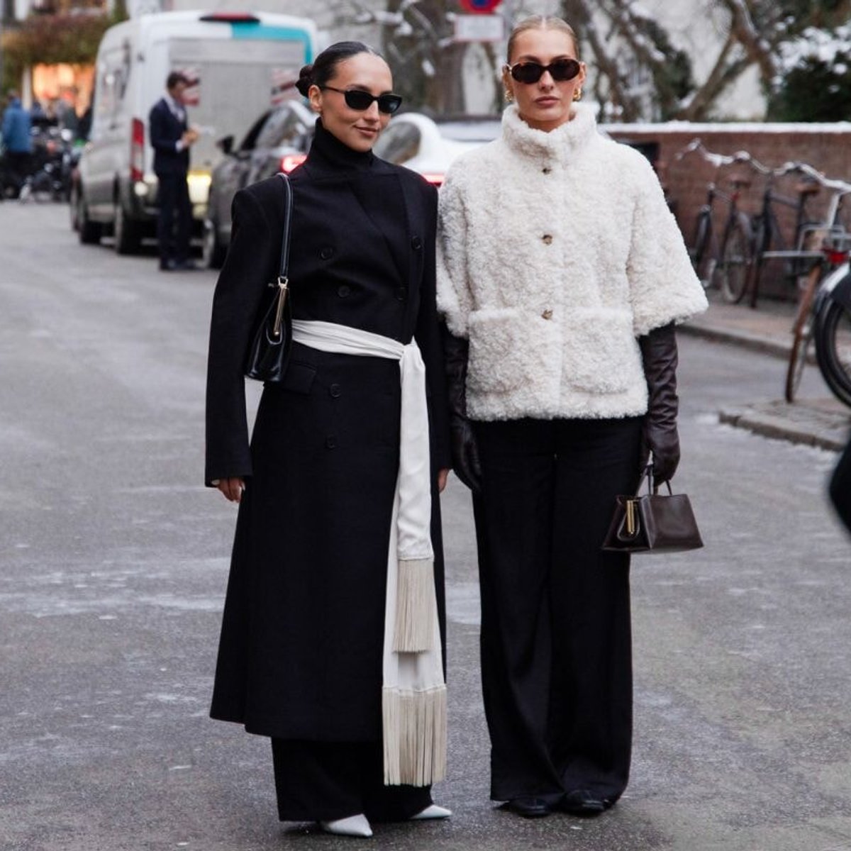 地味に見せない、冬のモノトーンルックとは？ 海外ファッショニスタの着こなし術。