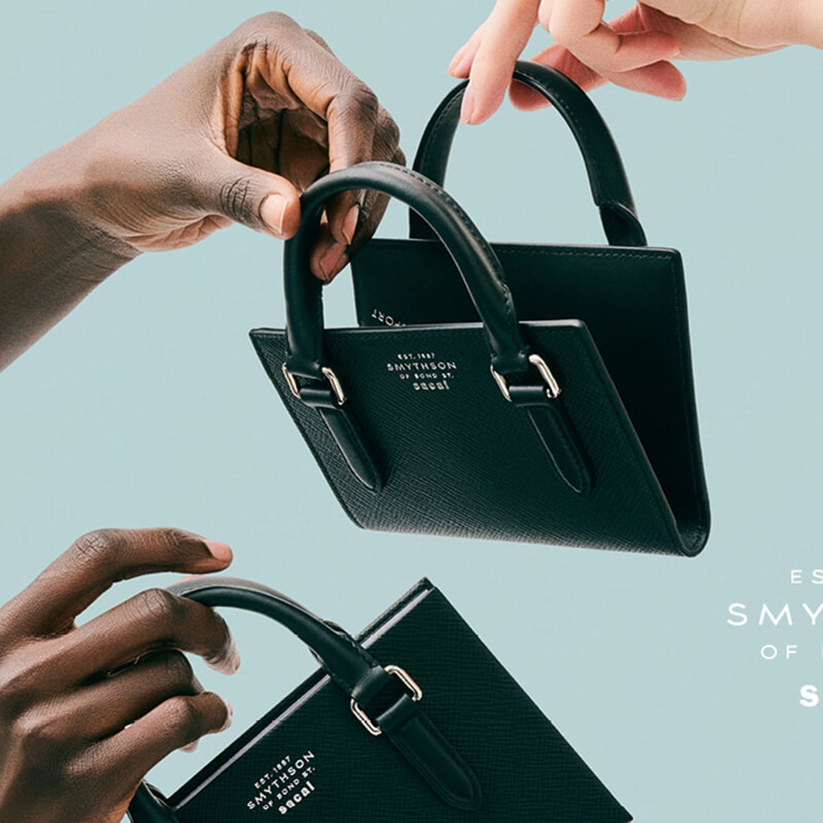 パスポートケースやノートにハンドルが！ スマイソン×サカイのコラボに注目。