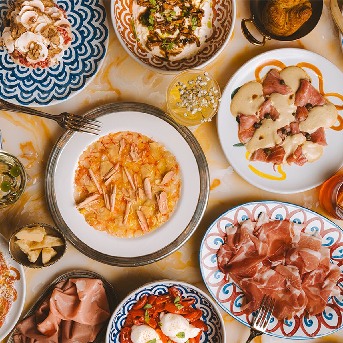 グロリア・オステリア、70年代のヴェニスの雰囲気に包まれてグラマラスな食事時間を。