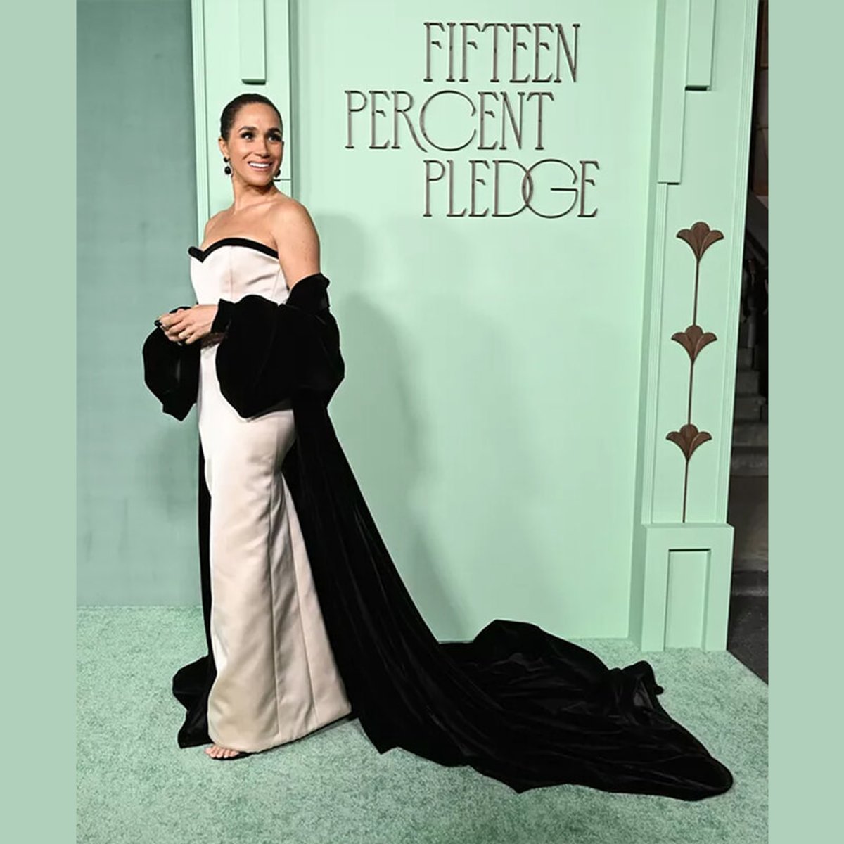 メーガン・マークルが「プリンセス」ルックで再起を宣言？ ハート型ネックラインでチャリティガラに出席。