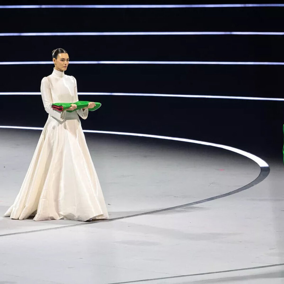 カーラ・ブルーニから20年後、レオナルド・ディカプリオのパートナーであるヴィットリア・チェレッティが、2026年オリンピックの開会式でジョルジオ・アルマーニに敬意を表した。