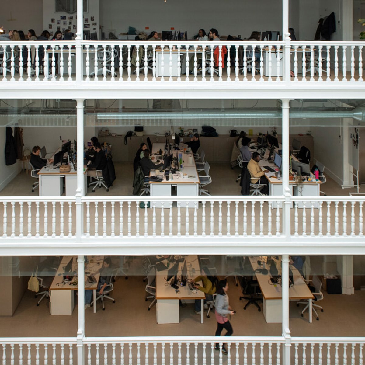 バリスタも常駐する、パリのスニーカーブランド「ヴェジャ」の新社屋を訪問。