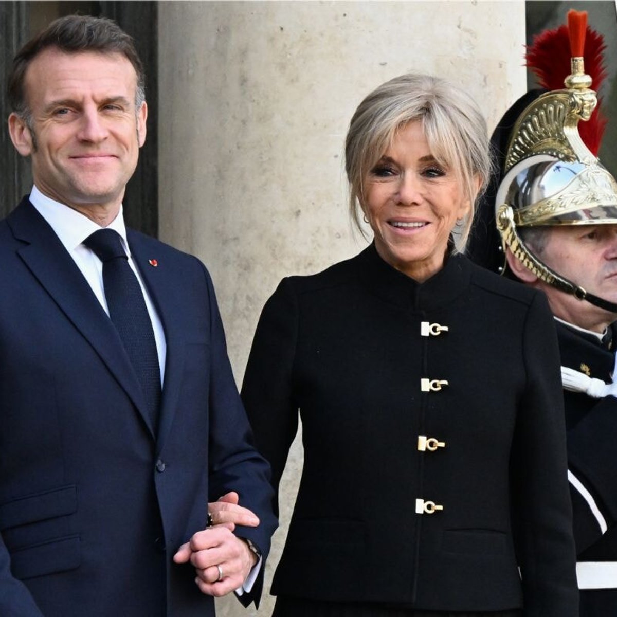 エマニュエル・マクロン大統領、控えめな演出ながらもおしどり夫婦の写真をシェア！