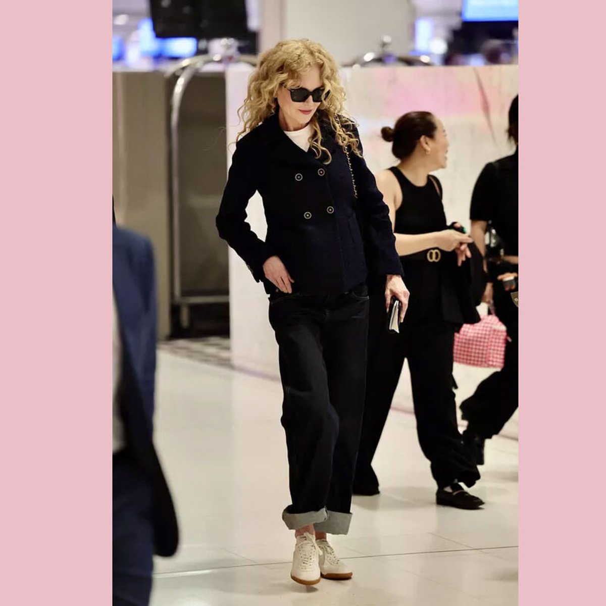 ニコール・キッドマン、シドニー空港でシャネルをまとい、ナチュラルなカールヘアを披露。