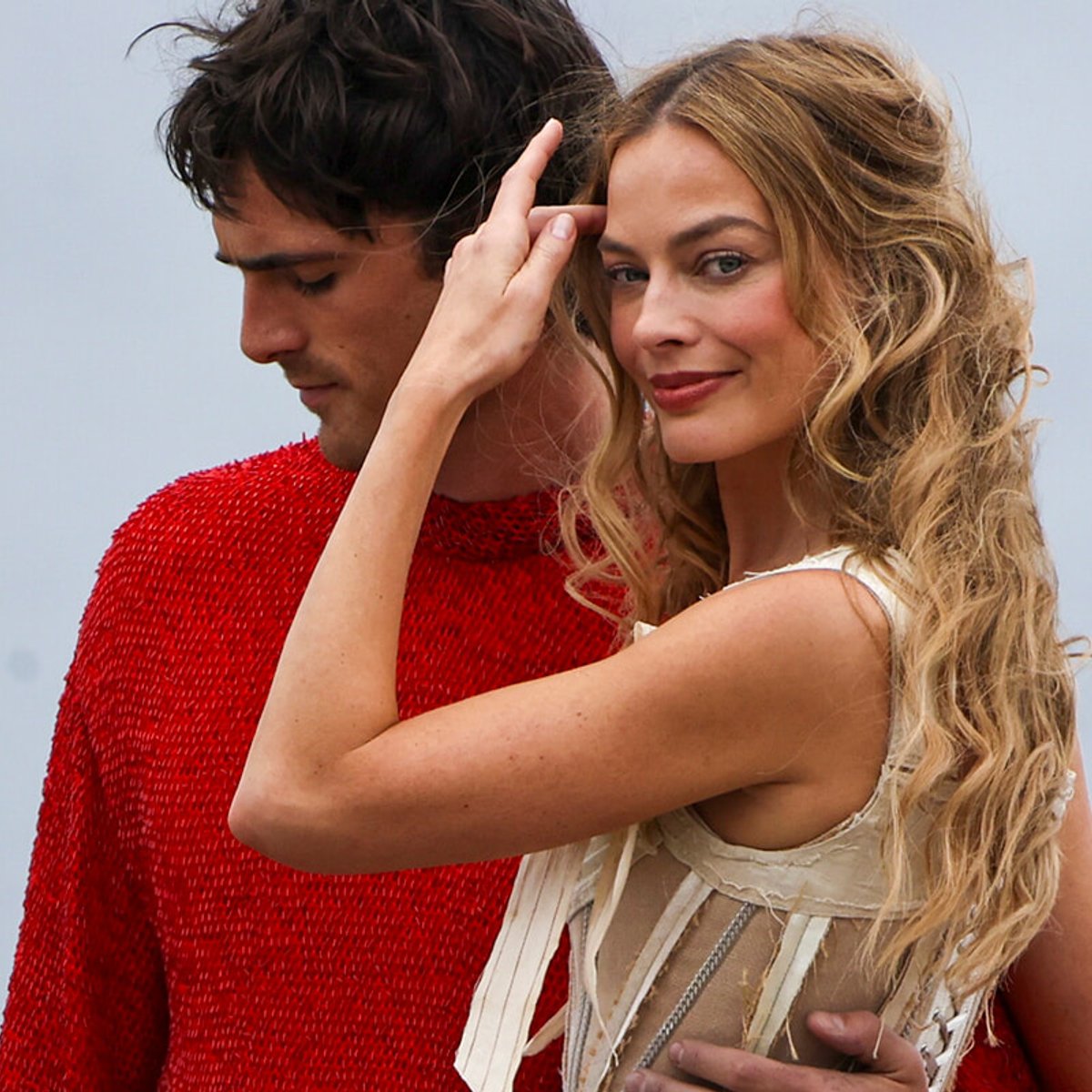 プレミア上映会で明かされた、マーゴット・ロビー「魅惑的な薔薇色」の秘密。