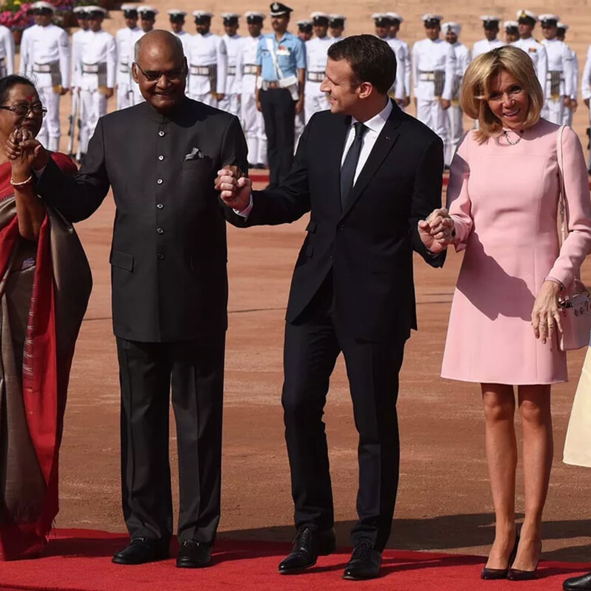 マクロン大統領夫妻が「永遠の愛の象徴」を再訪。8年前の写真がSNSで再注目された理由は？