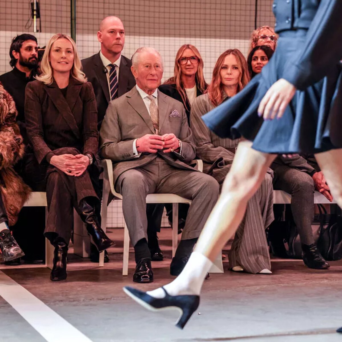 逮捕劇に揺れる英王室。緊迫した状況のなか「チャールズ3世」がファッションショーへ姿を現した。