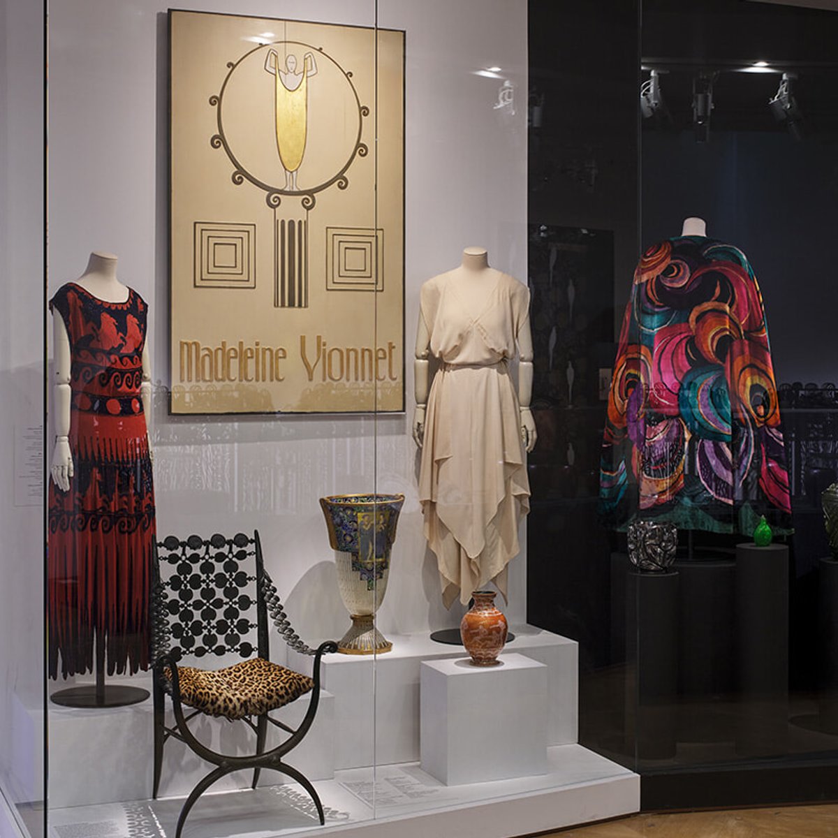 装飾美術館のアール・デコ100周年展で、1925年の室内装飾とモード。