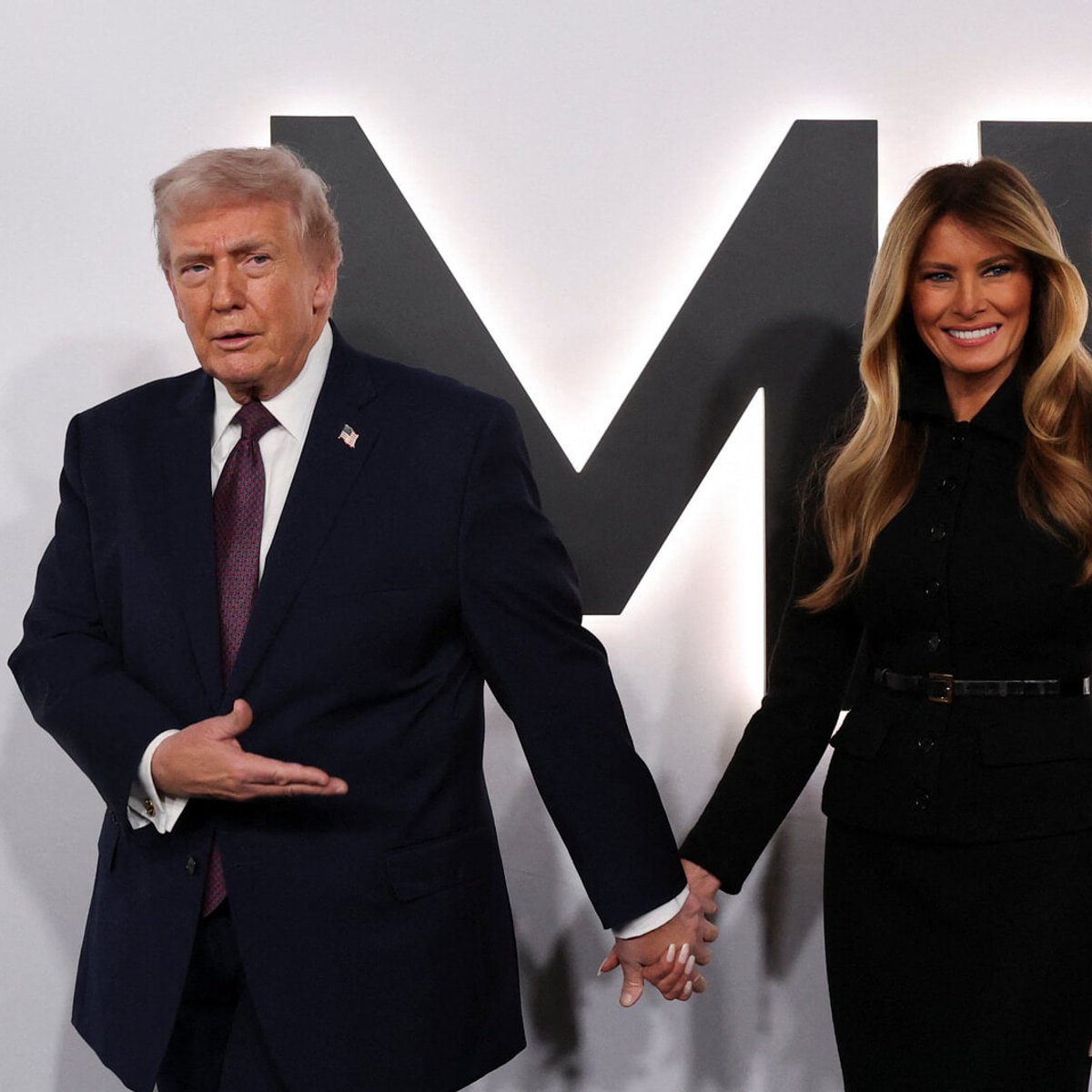 ドキュメンタリー映画『メラニア』のプレミア上映会で、暗い表情のドナルド・トランプ大統領と笑顔の妻。