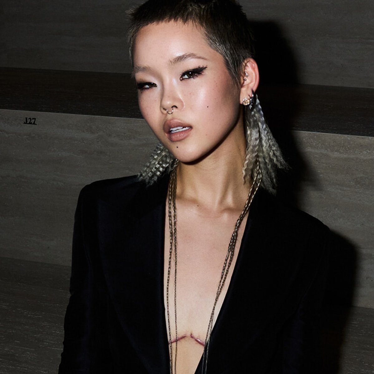 XG COCONA、Stray Kids リノ、髪を切ったデミ・ムーアら来場セレブをスナップ。デムナによるグッチ初のショーが開催。