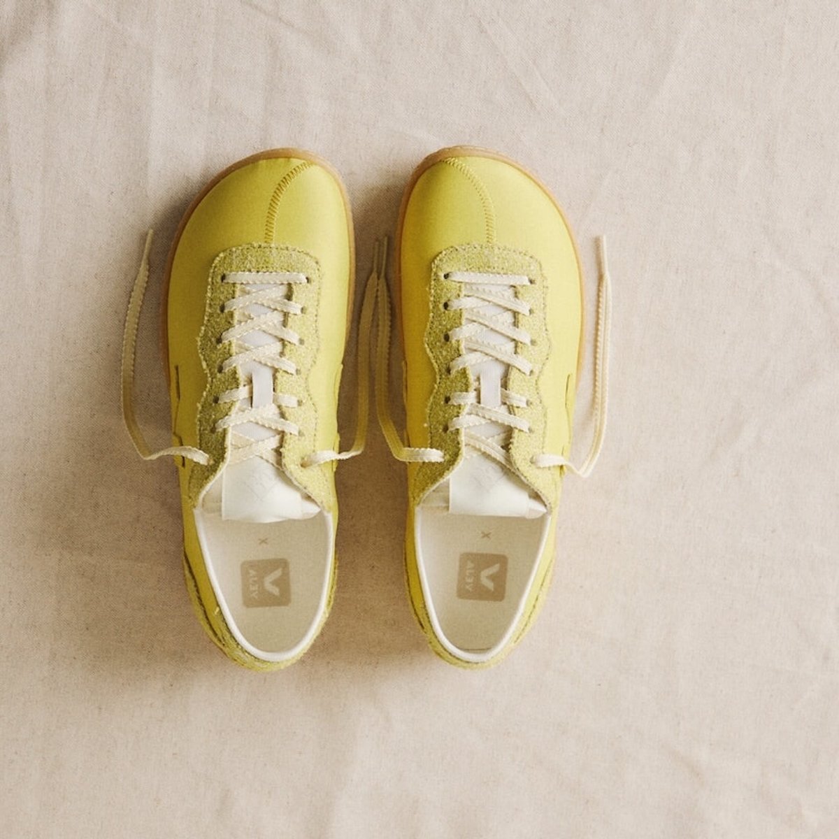 パリジェンヌが愛するエシカルブランドが初コラボ！ ヴェジャ×ベースレンジのスニーカー、誕生物語。