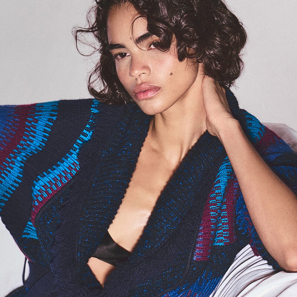 ジョルジオ アルマーニが、アラヌイを象徴するカーディガンを再解釈。