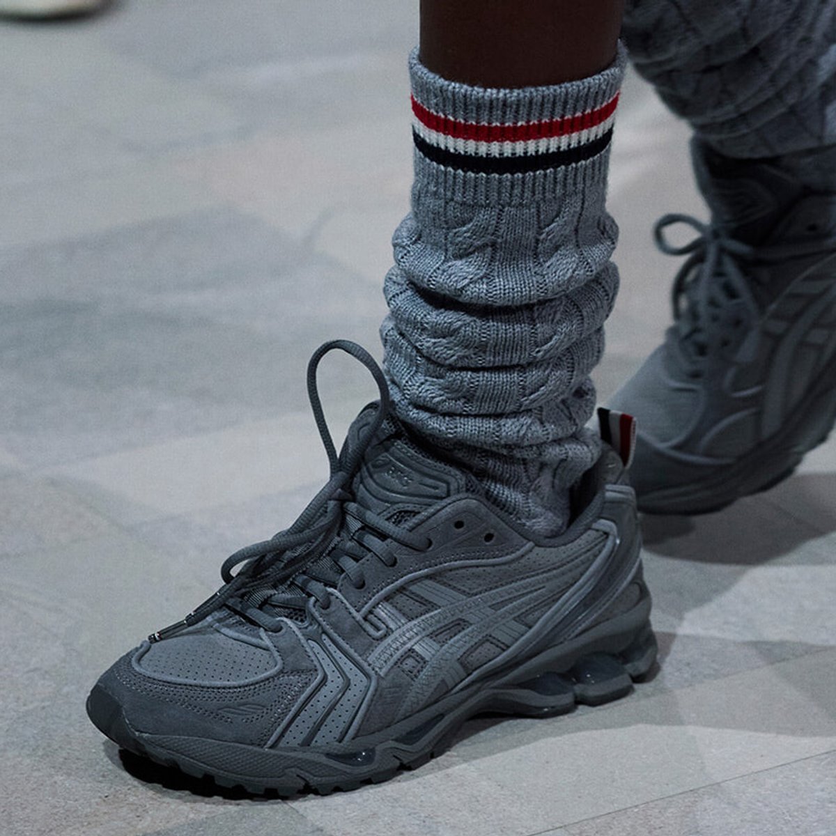 トム ブラウンの美学が込められた、アシックスとのコラボスニーカー発売。