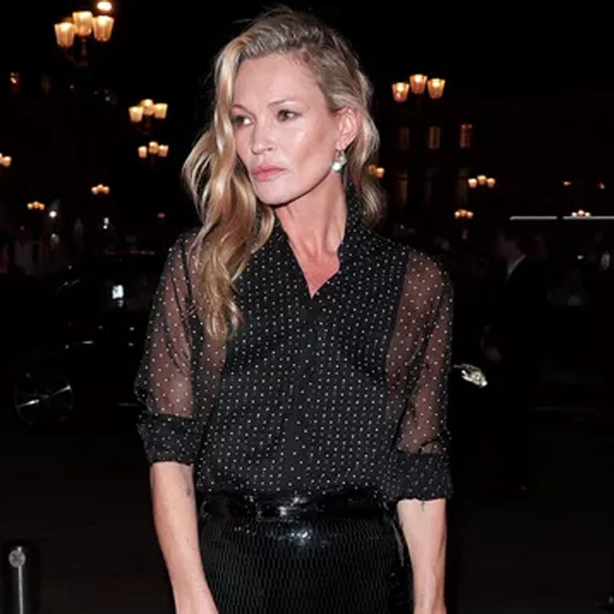 ケイト・モス、シースルーブラウスを着てトムフォードのショーに来場。