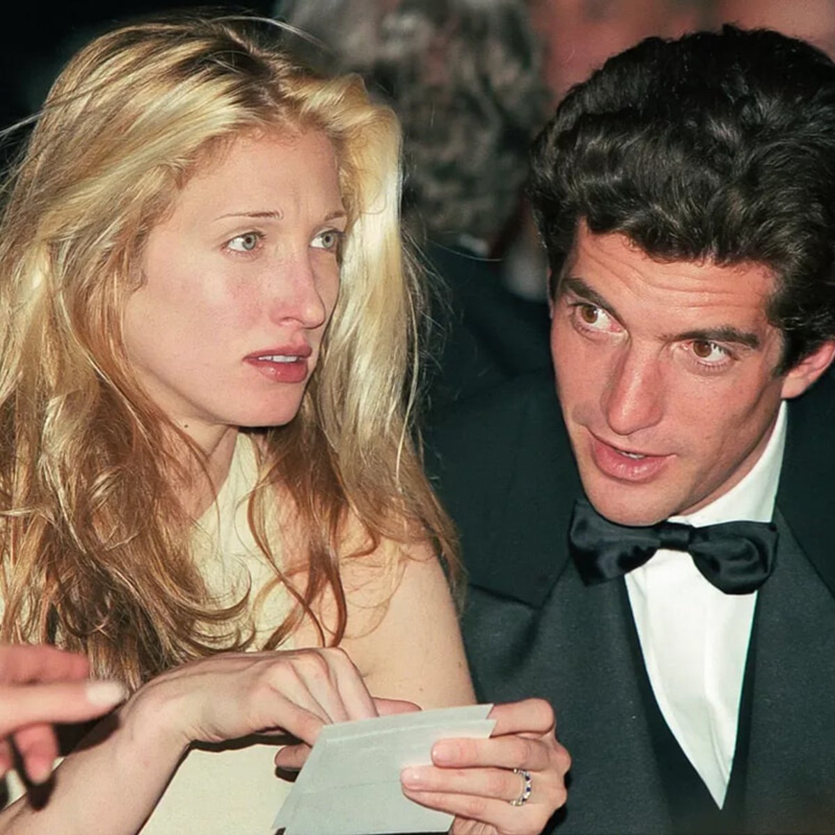 【考察】キャロリン・ベセット＝ケネディ、27年の時を経ても謎に包まれた婚約指輪の秘密。