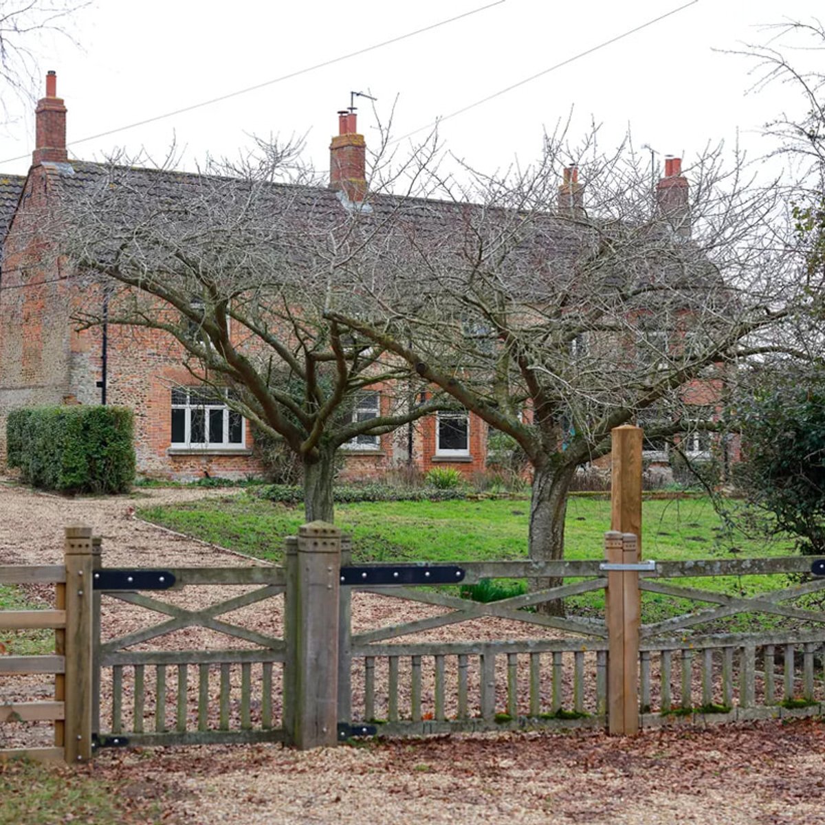 「靴箱ぐらいちっぽけな家」逮捕アンドルー元王子が暮らす、質素な邸宅「マーシュファーム」。