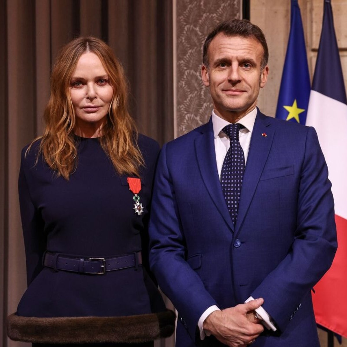 ステラ・マッカートニー、父ポール、アナ・ウィンターに囲まれレジオン・ドヌール勲章を授かる。