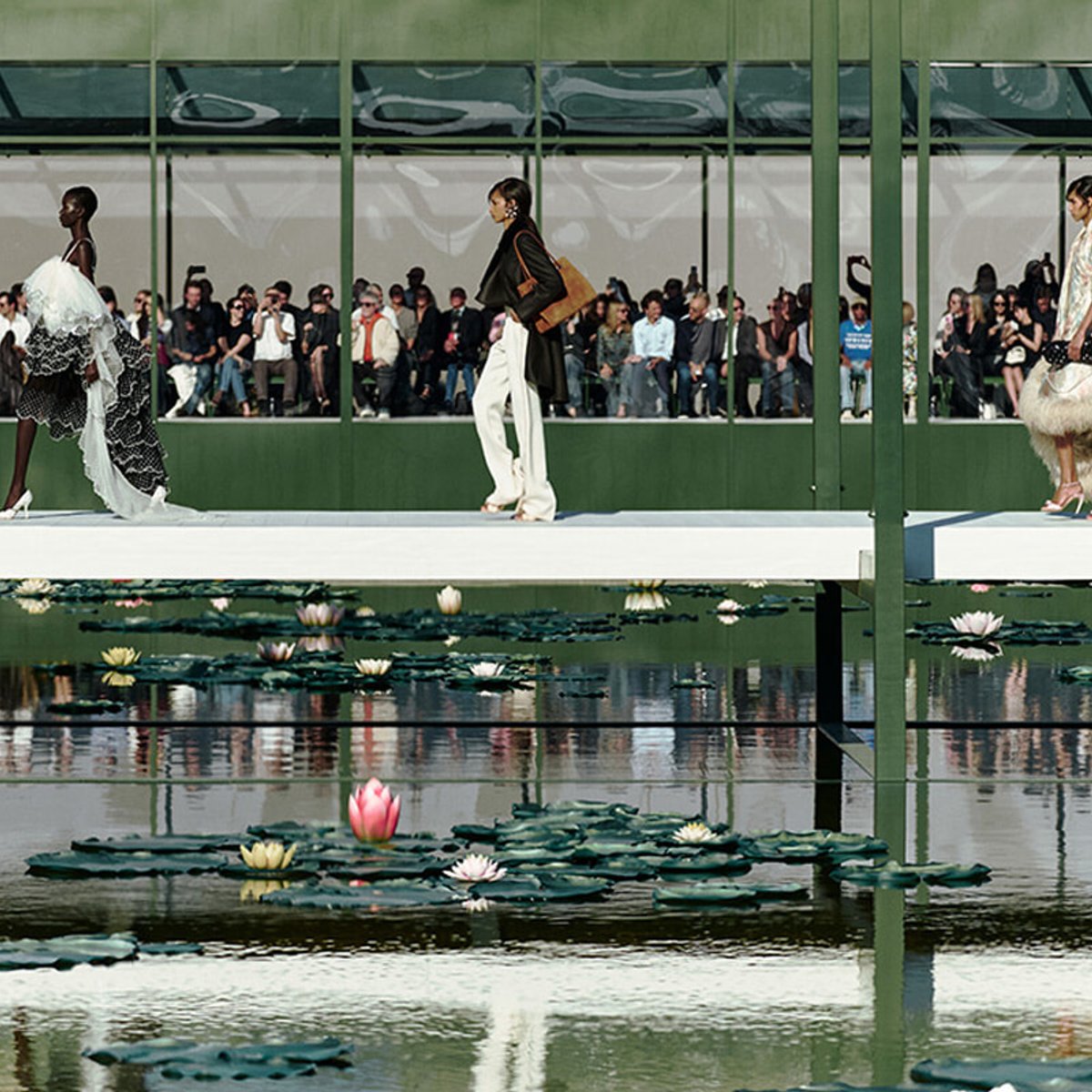 チュイルリー公園に出現したミニ庭園が舞台。 ディオール 2026-2027年 秋冬 コレクション。