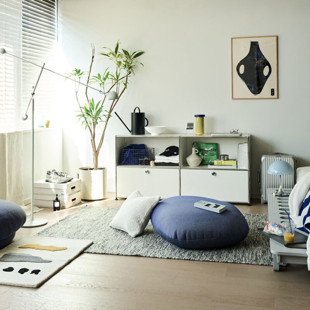 ソファがあるのに気づけば床に座ってしまう、そんな人への特等席。