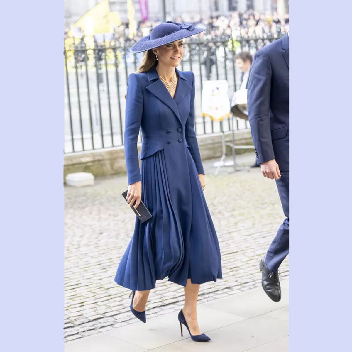 キャサリン皇太子妃、コモンウェルス・デーにネイビーブルーのドレスを着こなす。