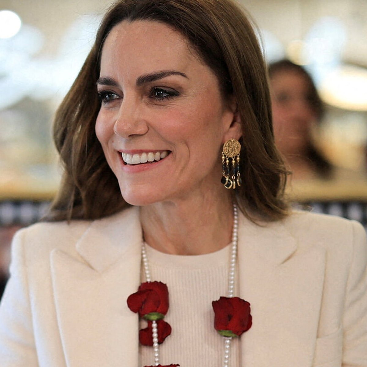 キャサリン皇太子妃、オールホワイトに「生花の赤いバラ」を主役に。圧倒的なオーラで国民を魅了。