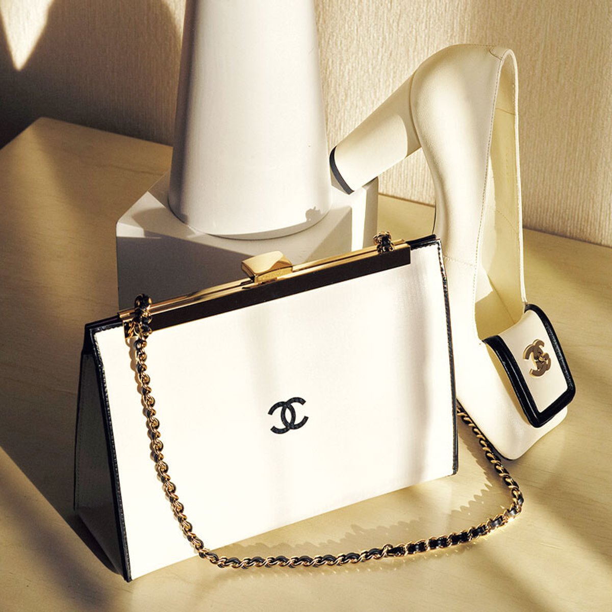 【シャネルの26年春夏靴バッグ】モノトーンが醸し出すクラシカルな品格。