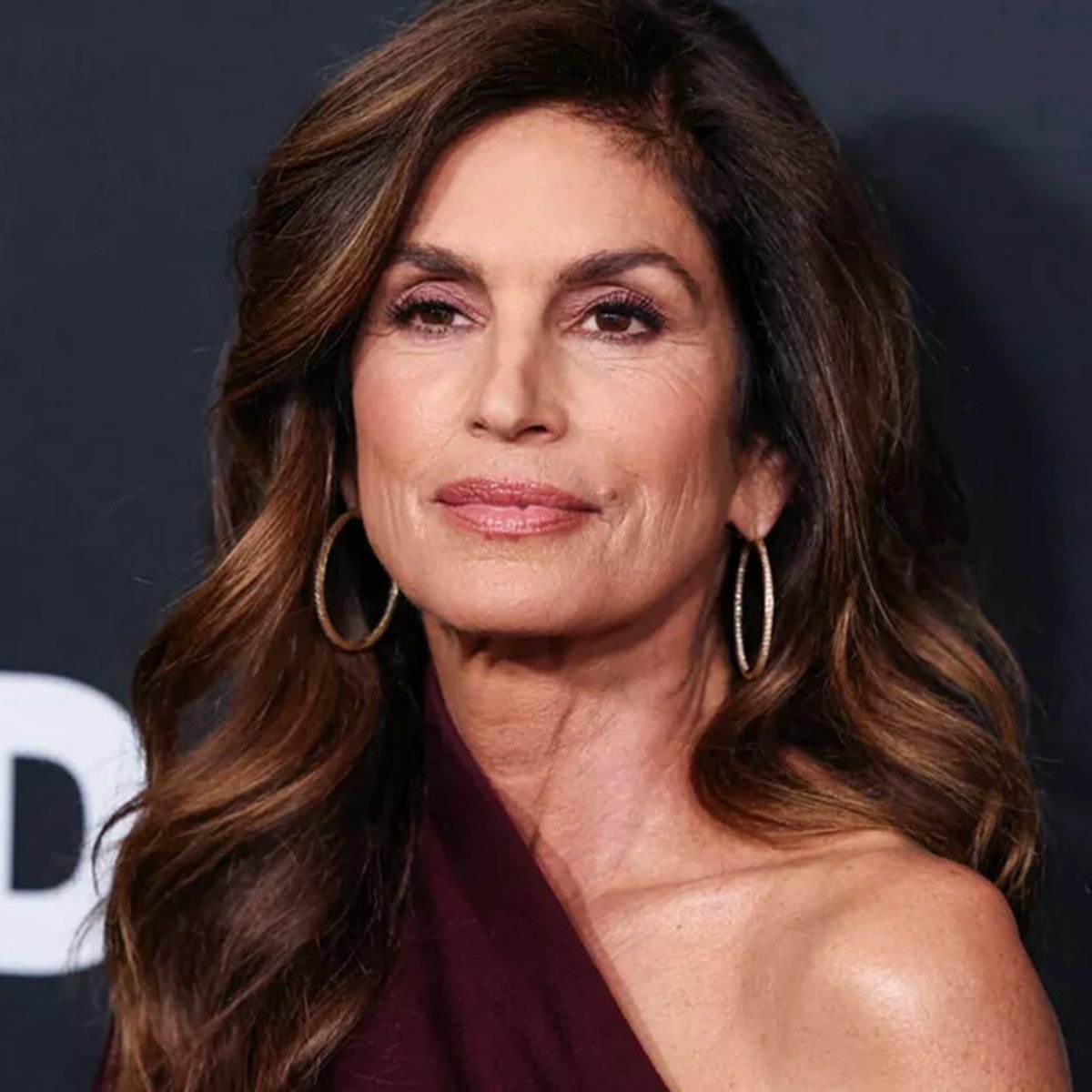 奇跡の60歳、シンディ・クロフォードの「孤独な朝習慣」。美しさを作る朝の120分がSNSで拡散。