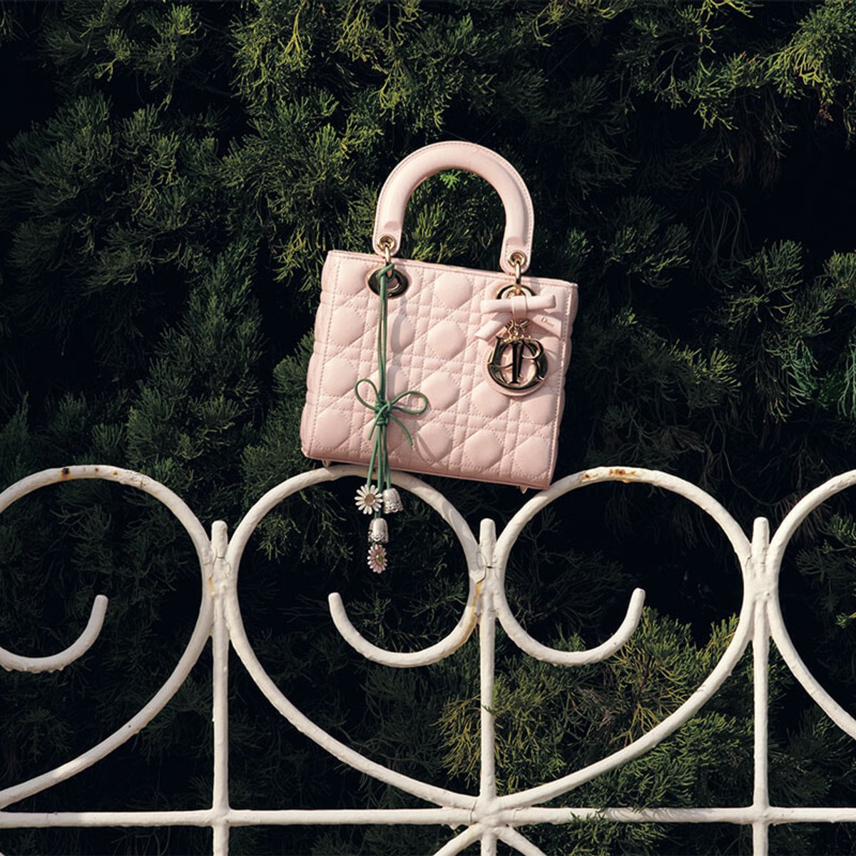 【ディオールの26年春夏バッグ】チャームで彩る「レディ ディオール」。