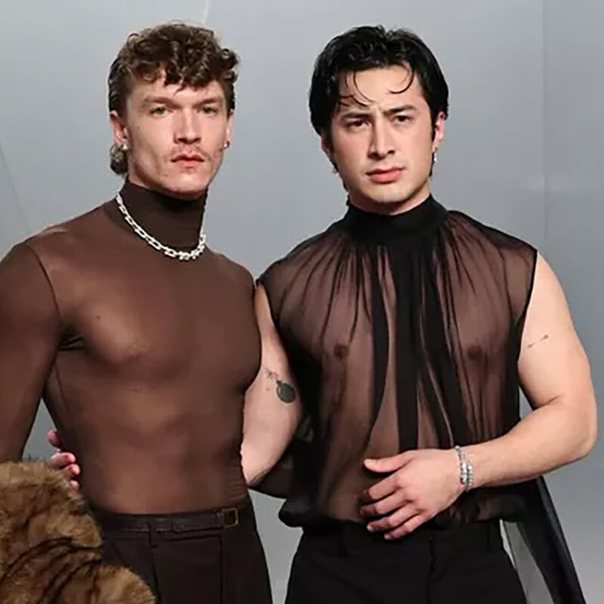 主演男優2人が攻めの「透けるリンクコーデ」で登場。アカデミー賞アフターパーティで視線集中。