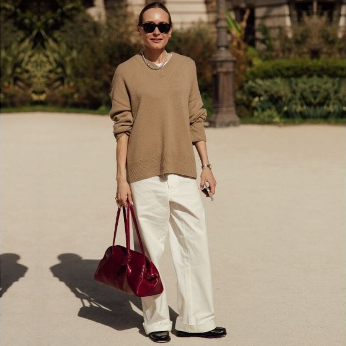 春のデニムは白。2026年はワイド＆ワントーンが旬。パリの街角で見つけた、7人の着こなし。