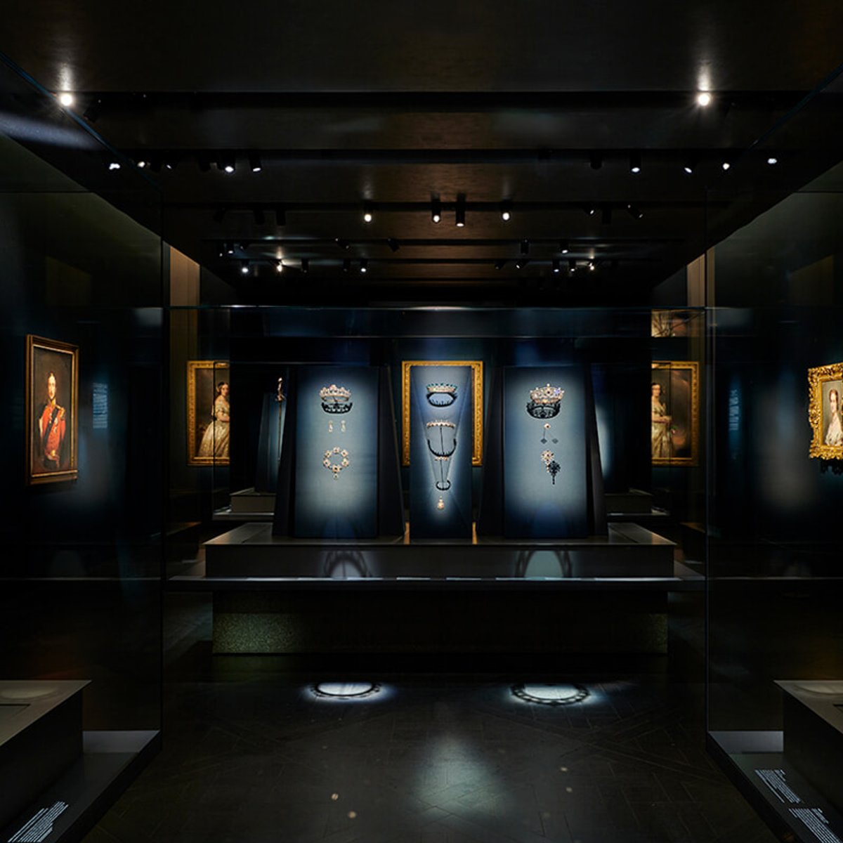 初公開品も！ 世界のダイナスティーの希少な宝飾品がパリで輝く。