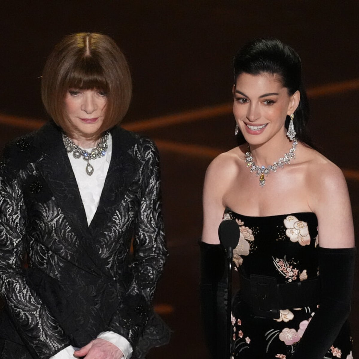 本物のプラダを着た悪魔？ アナ・ウィンターとアン・ハサウェイがオスカー、オスカーでのサプライズ瞬間。