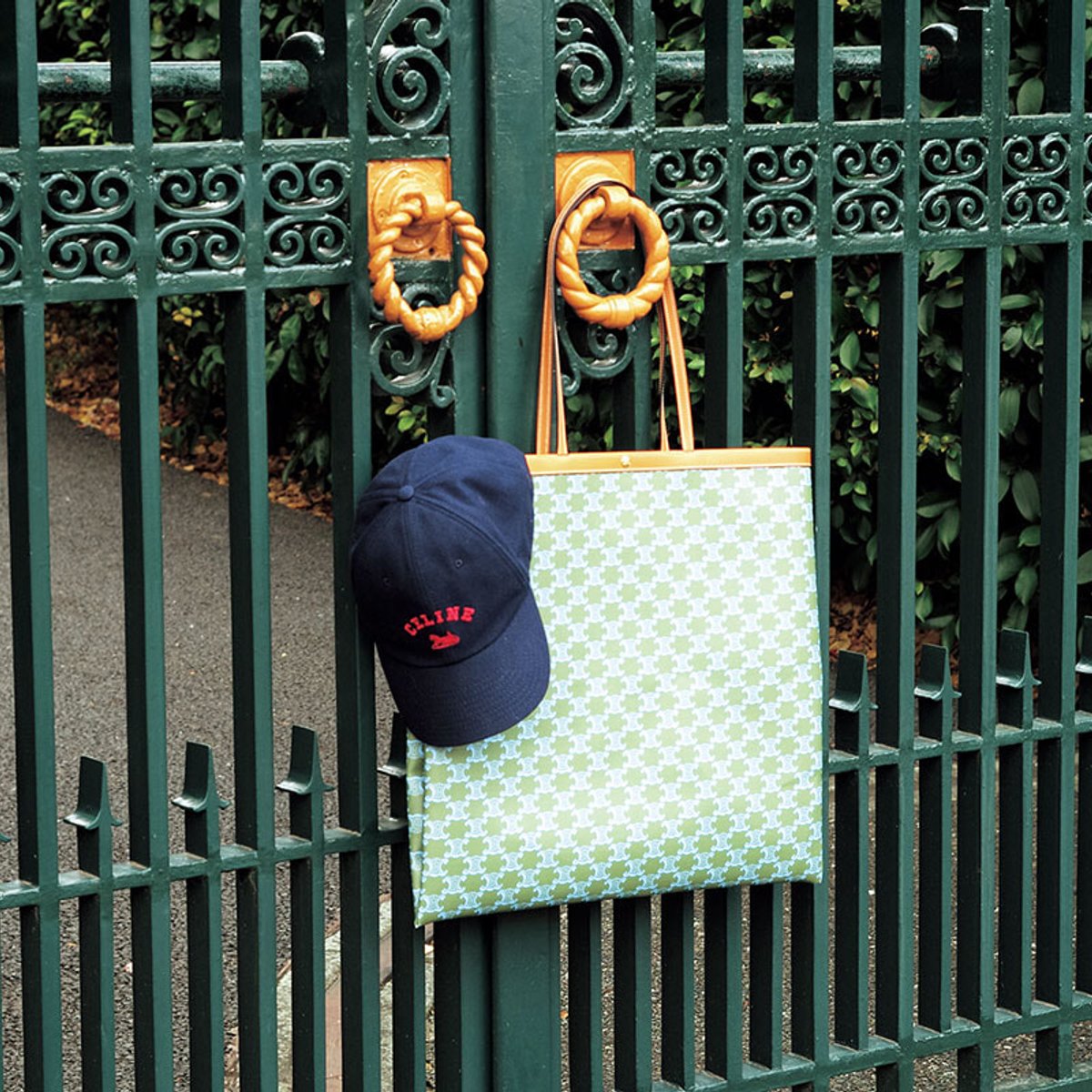 【セリーヌの26年春夏バッグ】新定番トートは「フラット ショッパー」で決まり！